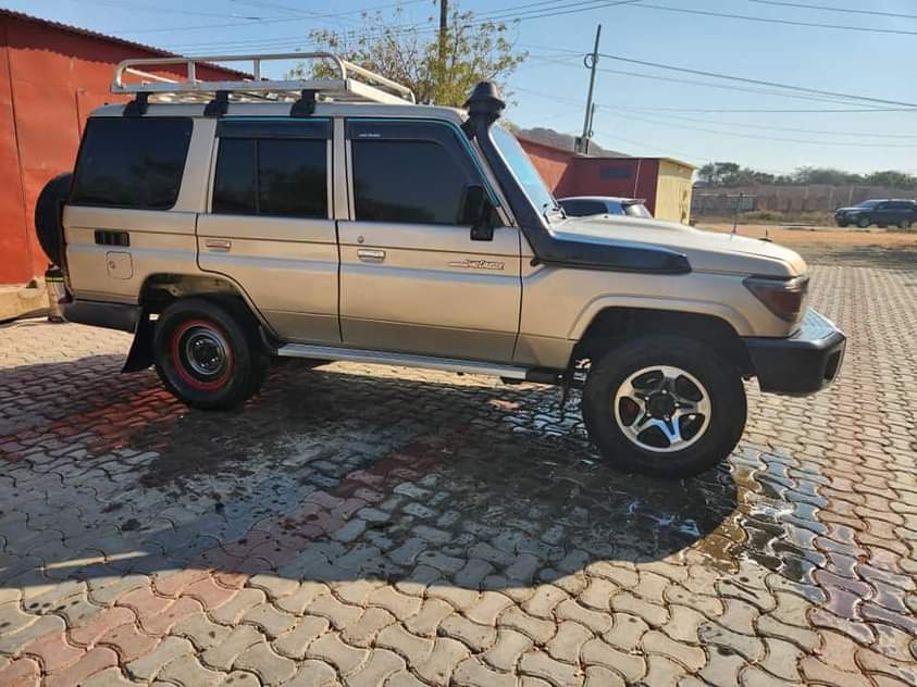 A picture of Landcruiser LX dashboard kubwa usajili ECJ 1hz engine Bei mil