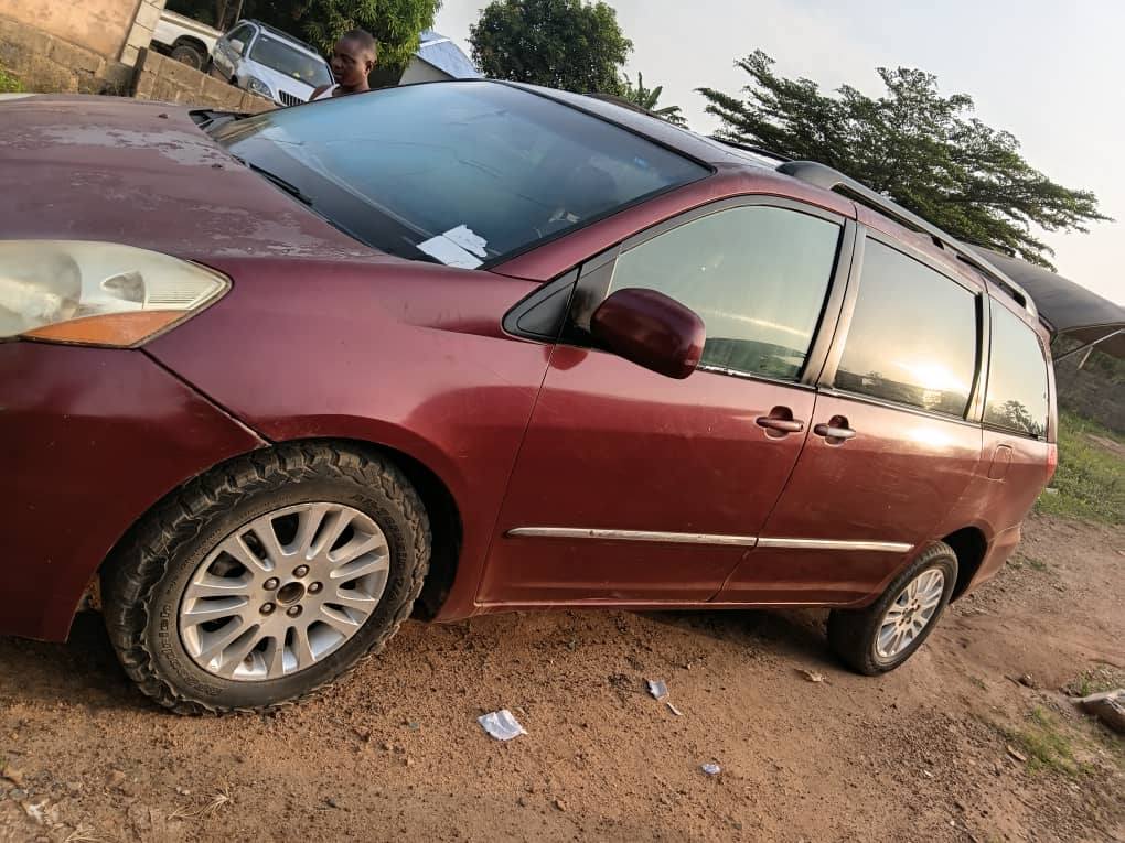 A picture of Awoof Awoof 2008 Toyota Sienna.. tokunbo Engine Gear select only
