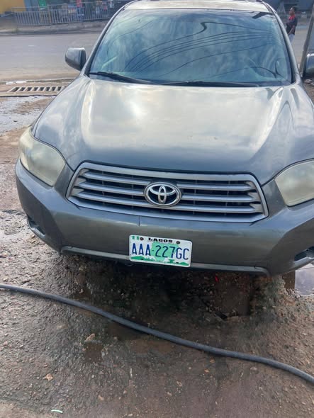 A picture of First body Toyota Highlander 2010 model with untouched engine and