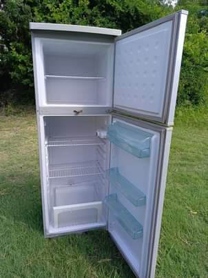 A picture of Mengch fridge double door inagandsha Sana na kupoza vzr bei
