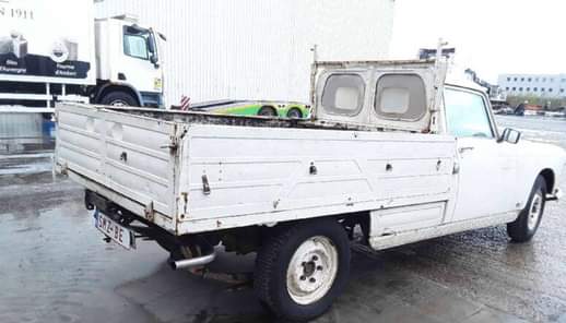 A picture of 1970 PEOGEOUT PICKUP 404 FOR SALE Condition Direct Tokunbo Price