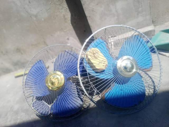 A picture of Feni zipo mbili njoo na ofa yako