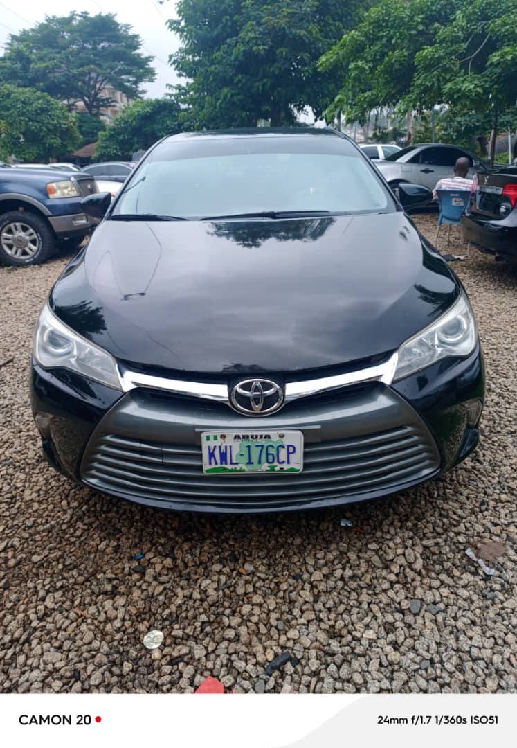 A picture of 2017 Toyota Camry. Keyless button. Everything is intact. In buy