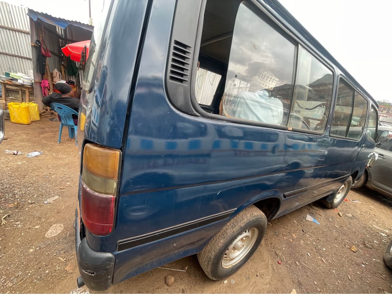 A picture of Kigege minivan cargo toyota hiace van