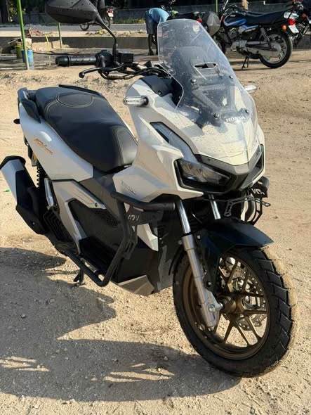 A picture of Honda Adv ya 2025