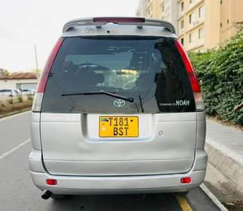 A picture of TOYOTA NOAH