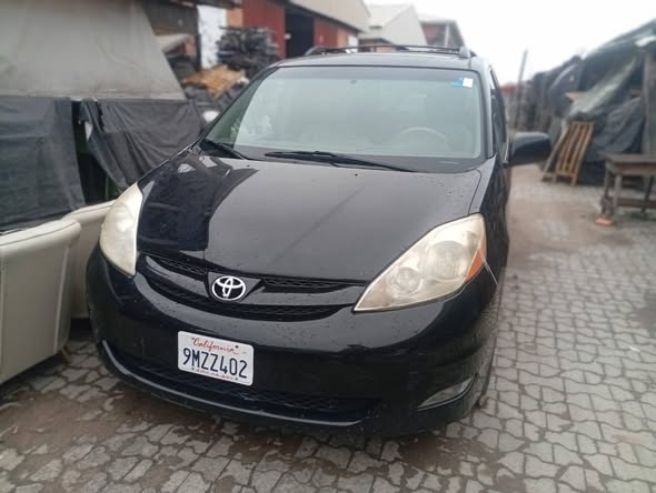 A picture of Toyota sienna