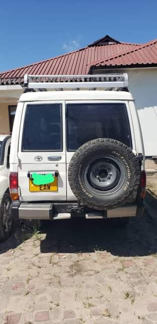 A picture of LAND CRUISER HARD TOP GARI KALI SNAA FULL AC BEI