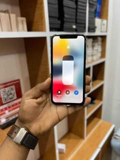 A picture of iPhone 11Plain Gb64 Bh95 Face id 490 000