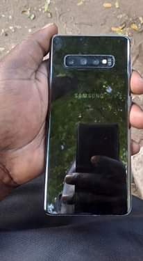 A picture of Samsung s10 plus