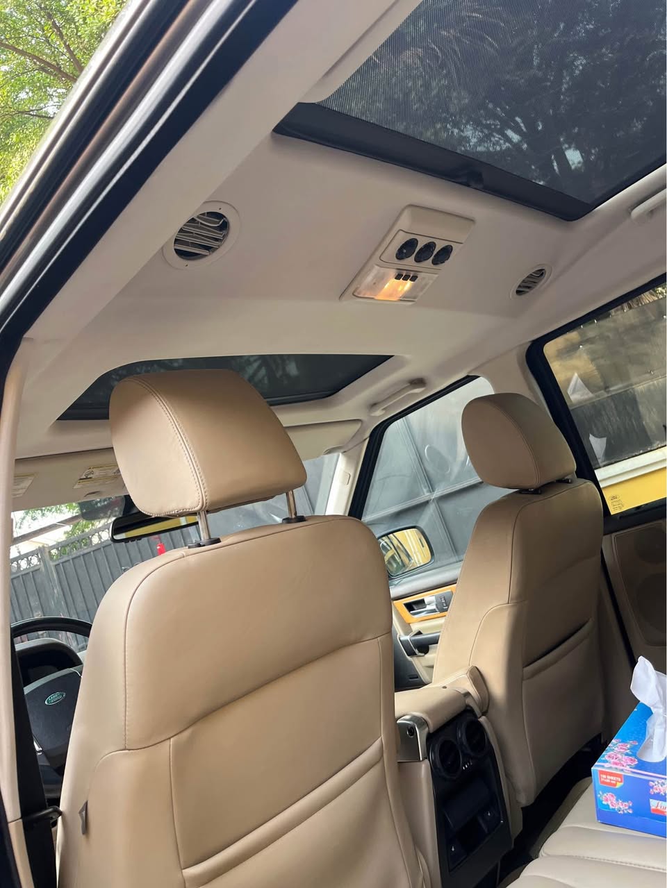 A picture of Land Rover LR4
