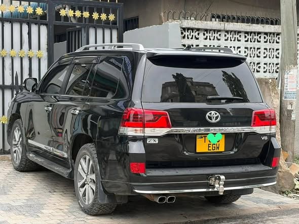 A picture of Toyota Landcruser Registration EGW 200 series Year 2017 Original Full