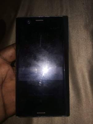 A picture of Sony Xz1 gb64 ram 4 nicheck tuyajenge fingerprnt pembeni