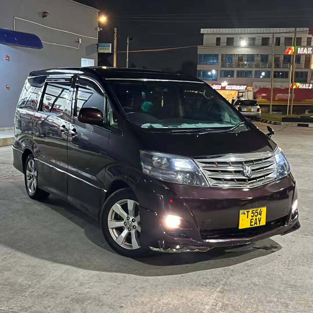 A picture of Toyota Alphard KENNY Bei 15ml Location kigambon Sunroof ipo Engine