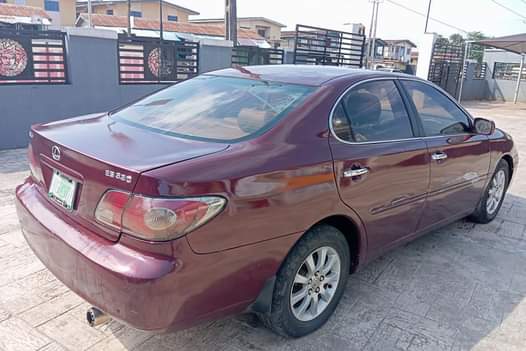 A picture of Lexus ES330 2004