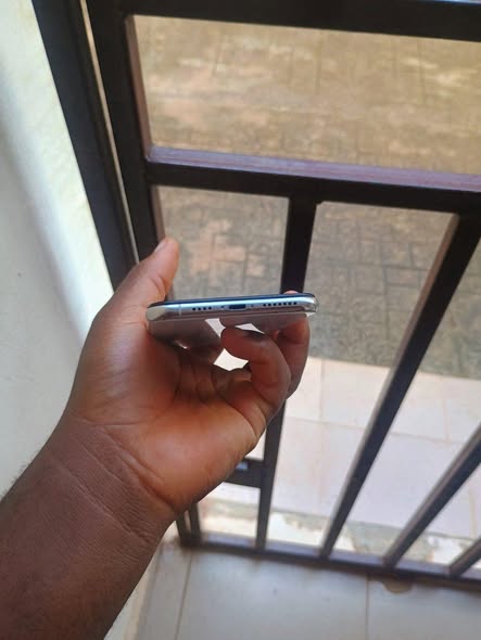A picture of iPhone xs max 64gb no face id