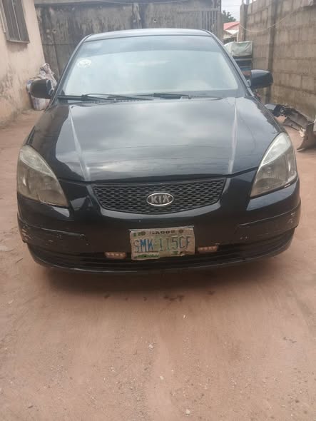 A picture of Kia rio 2006