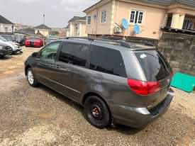A picture of 2005 Toyota Sienna