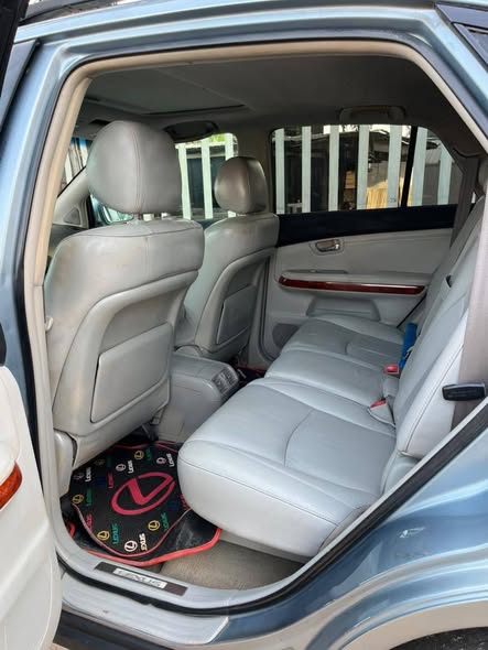 A picture of Belguim standard 2006 Lexus RX330 for sale everything is working