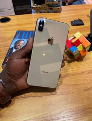 A picture of I Phone X max GB256