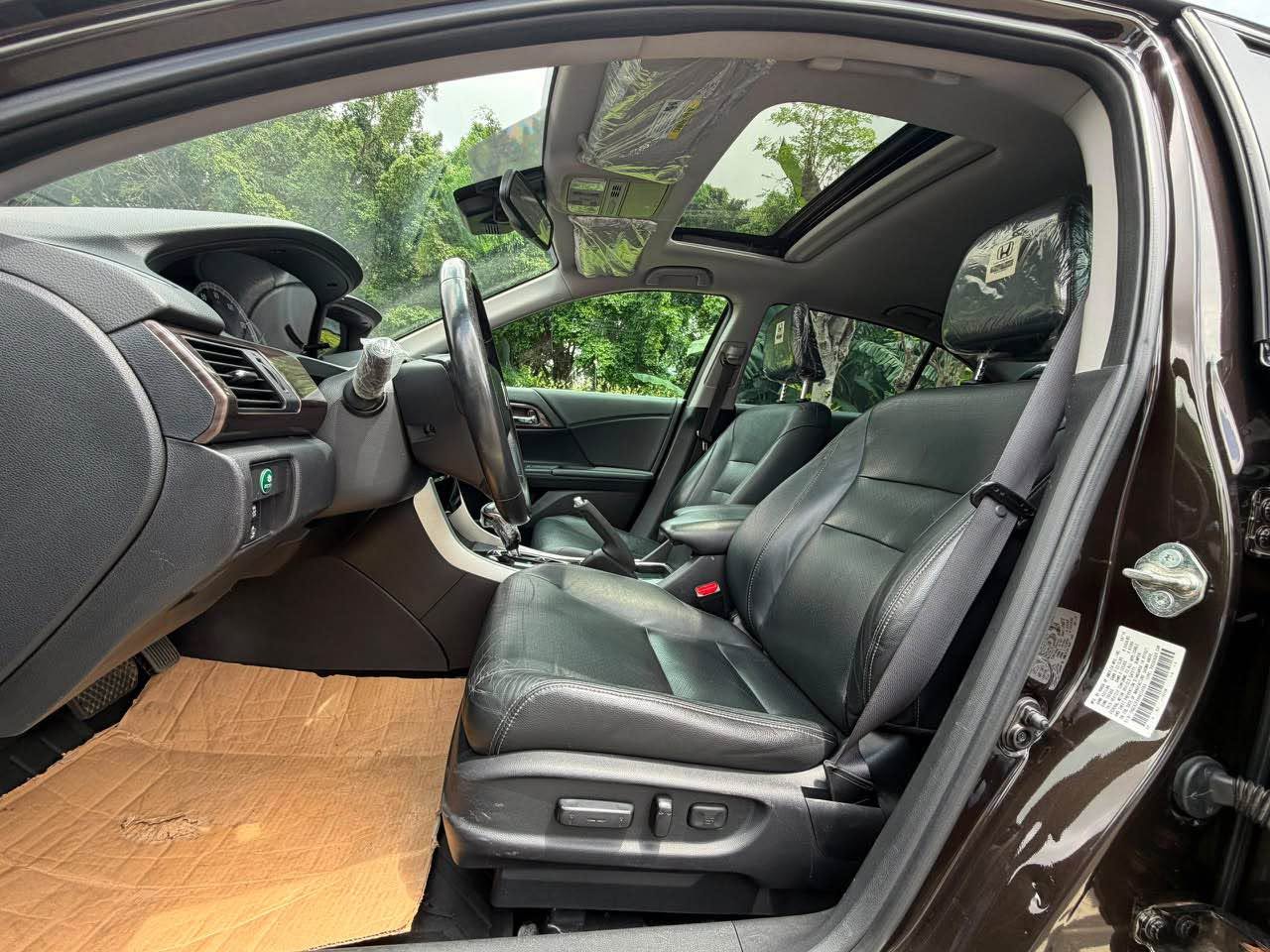 A picture of FOREIGN USED 2017 HONDA ACCORD EXL V4