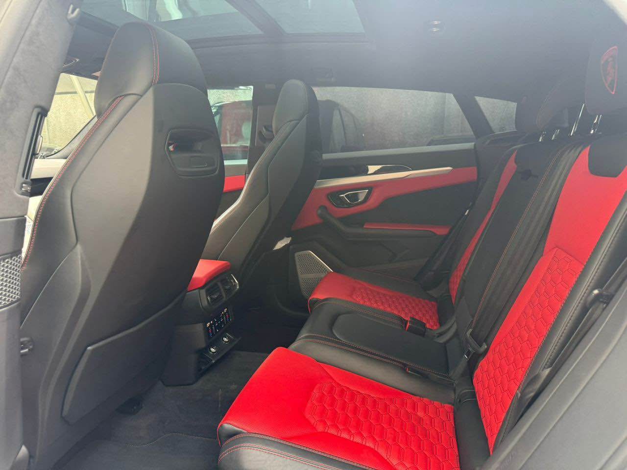 A picture of 2019Lamborghini urus fullest option Comes with duty