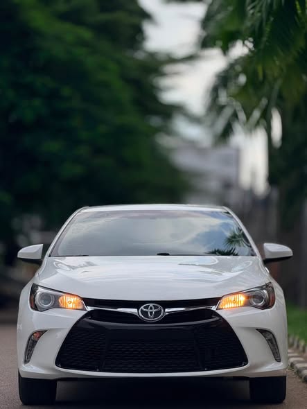 A picture of TOYOTA CAMRY 2016