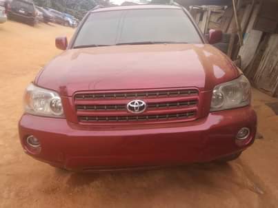 A picture of TOYOTA HIGHLANDER 2005 PRICE 5.3M LOCTAION IKEJA CONTACT 09067100690 BUYER