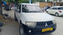 A picture of Mitsubish pickup Double cabin Diesel Engine Engine code 4d56 Manual