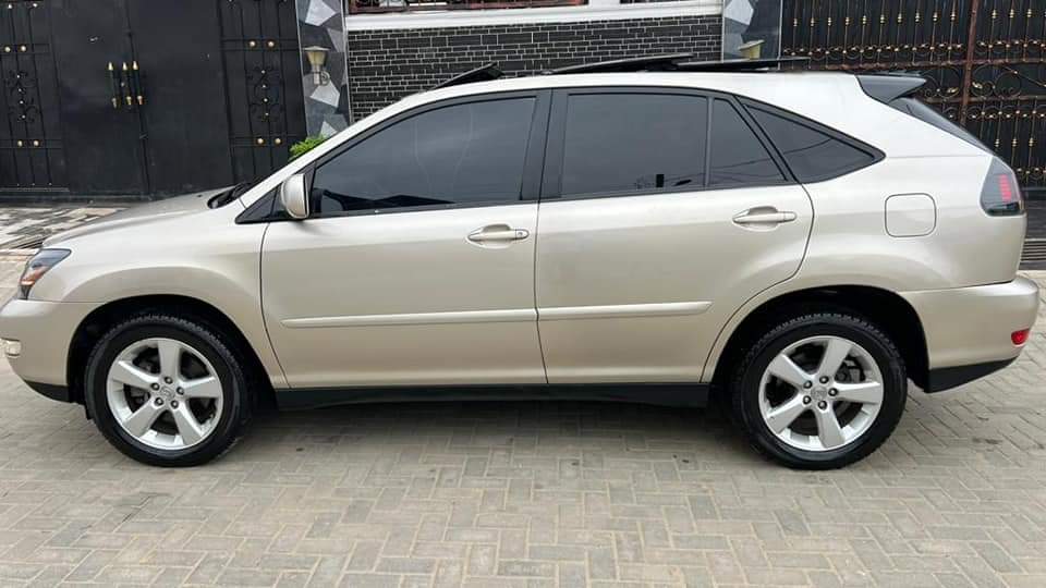 A picture of Rx330 2005 model foreign used 13 5m