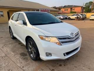 A picture of 2010 Toyota venza registered