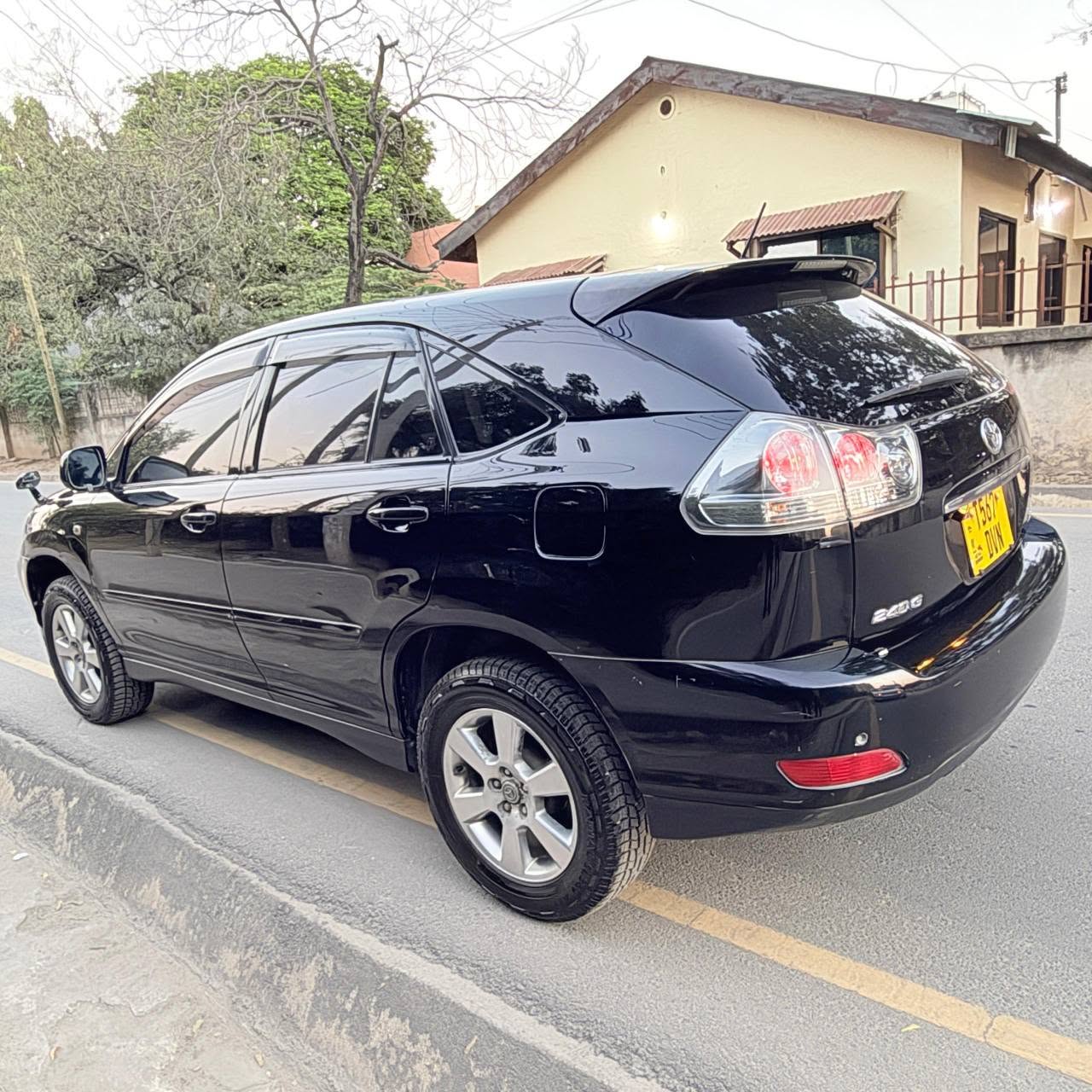 A picture of Toyota harrier inauzwa 26 5million maongezi kidogo
