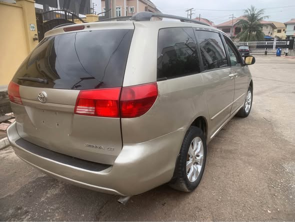 A picture of Toyota sienna 2004 model