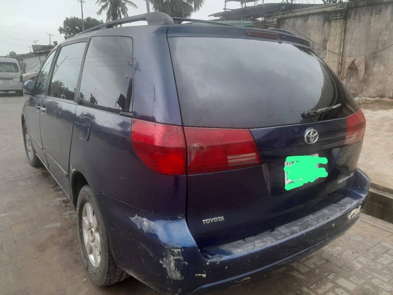 A picture of Toyota Sienna 2005 model first body XLE everything is working