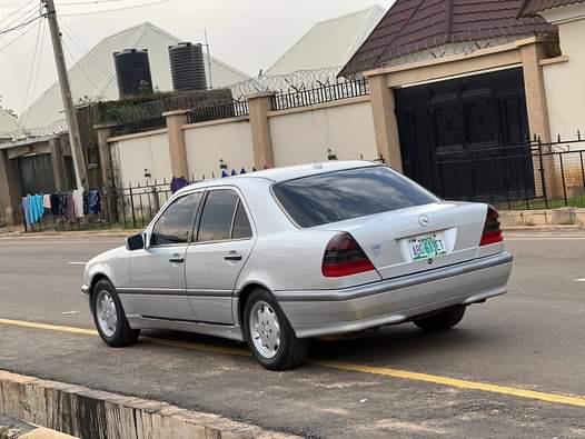 A picture of Mercedes benz c230 kompressor Red top with chilling A c
