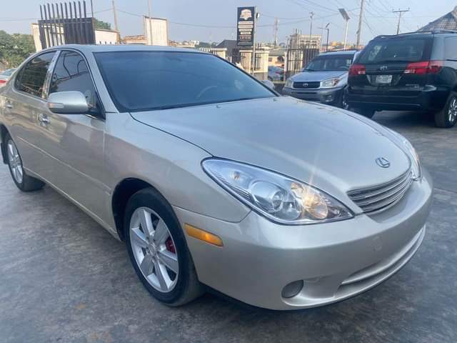 A picture of Lexus Es 330 working perfect engine ac chilling 