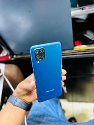 A picture of Samsung A12 128Gb 4Ram clean sana Lipia 220 000Tzs haina