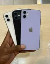 A picture of Iphone users