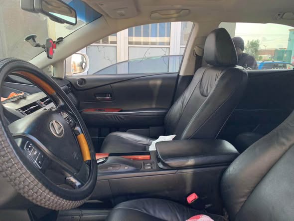 A picture of RX350 2012 Buy and repackage Price 8m settlement 500k Location