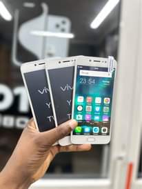 A picture of Vivo Y67 128gb ram6 Tsh 100 000 tu. Tunapatikana uhasibu
