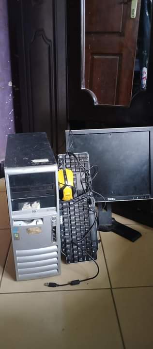A picture of HP PENTIUM 4 INAWAKA ILA YA KUPIGA WINDOW KIOO KIBOVU