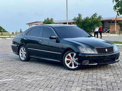 A picture of Toyota crown athlete