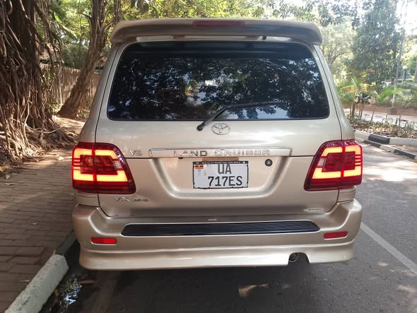 A picture of Toyota Land Cruiser VX Model 2004 Petrol Engine 0787181703 0704482571