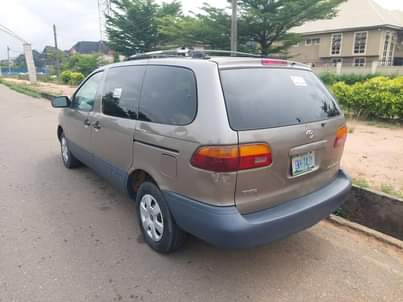 A picture of Toyota sienna first body