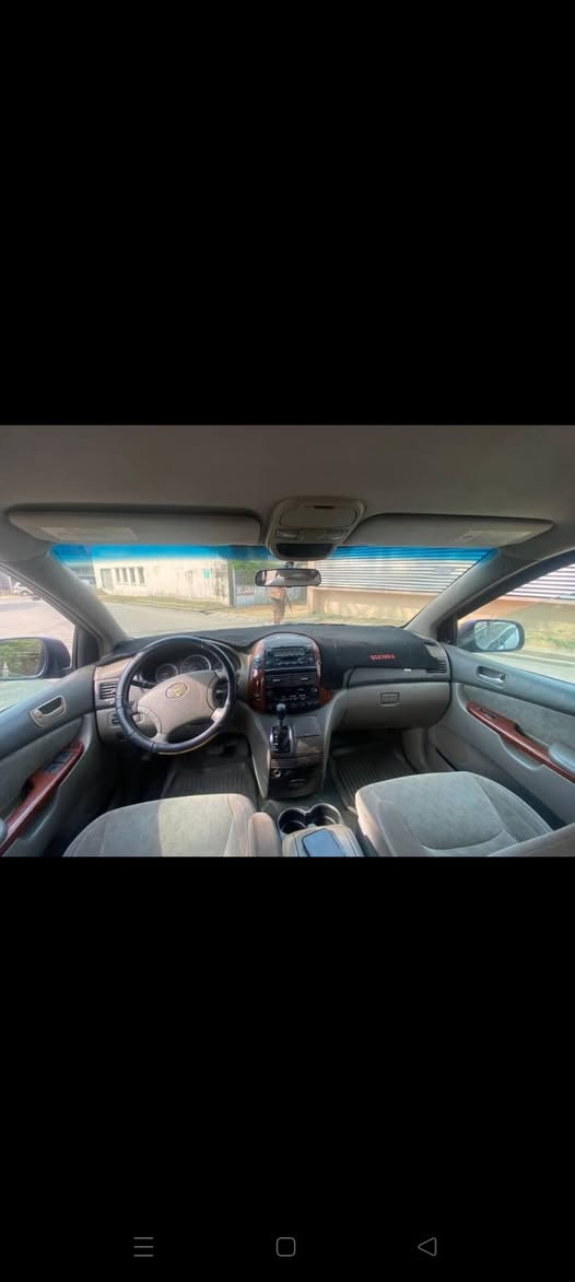 A picture of Toyota Sienna 2005