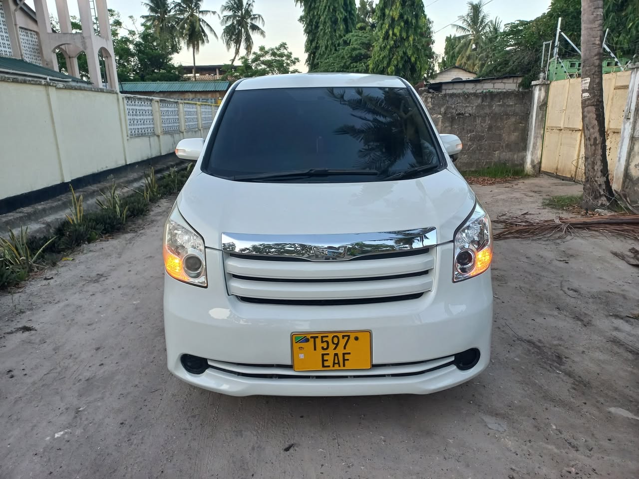 A picture of TOYOTA NOAH