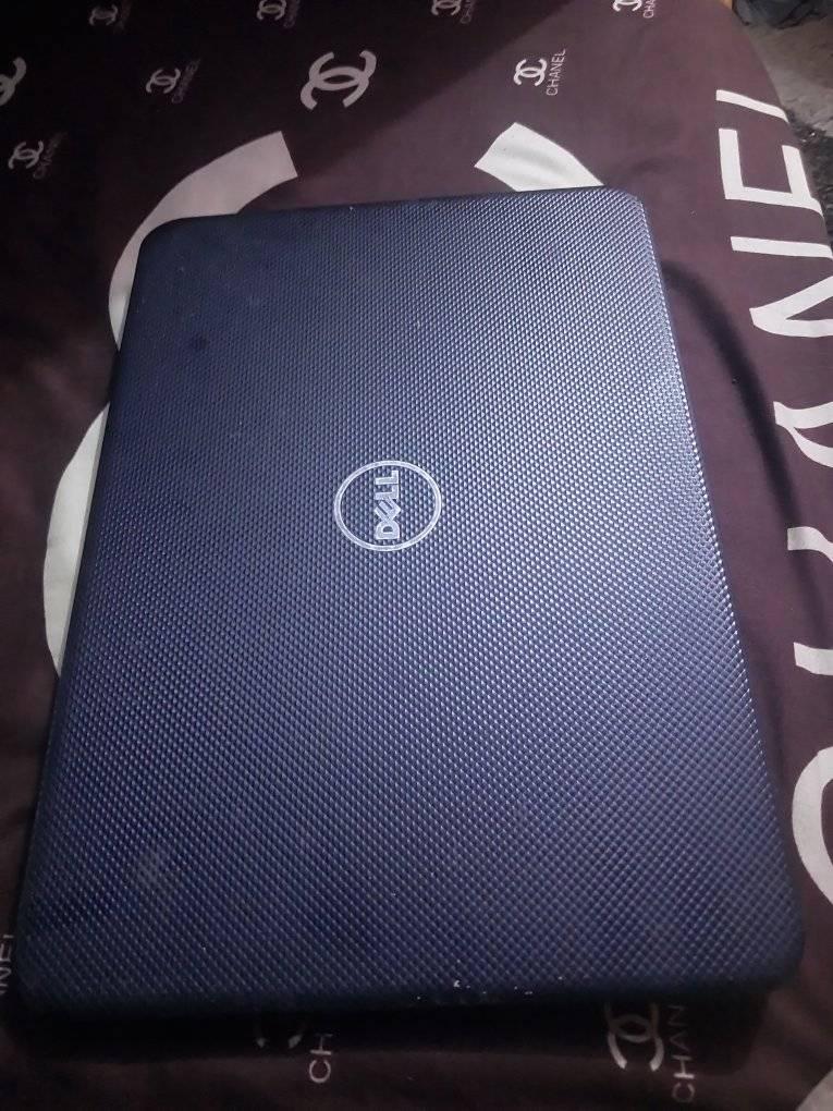 A picture of Nauza laptop ya dell kubwa elf 90 tu inafanya kaz