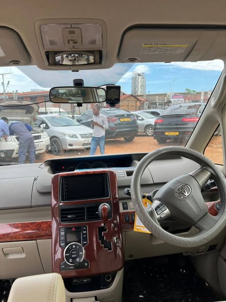 A picture of Toyota noah