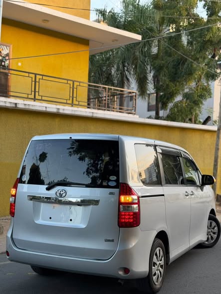 A picture of Toyota noah new Tshs 24 500 000