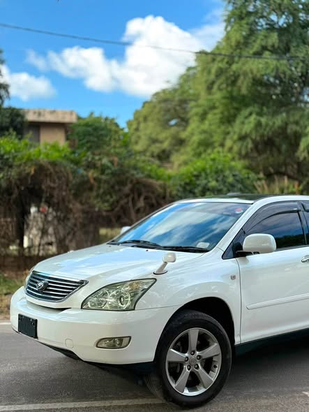 A picture of TOYOTA HARRIER Year 2005 Engine Cc 2360 Mileage 68 000km